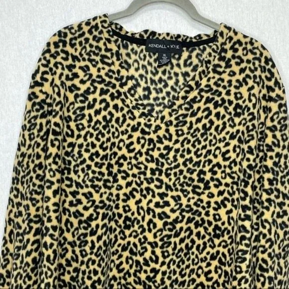 KENDALL + KYLIE Fleece Lounge Cheetah Top - Picture 7 of 7